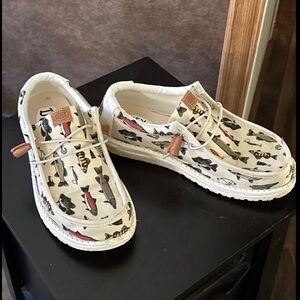Men’s hey dudes size 9